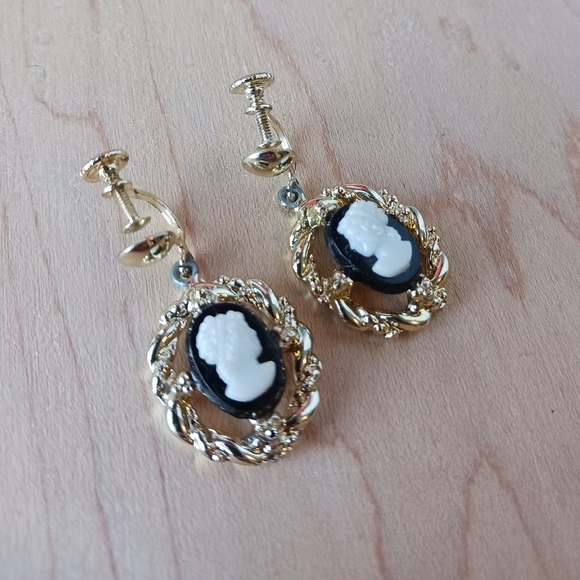 Vintage Gold Tone Faux Cameo Necklace And Screw Back Earring Set Costume Jewelry - Picture 9 of 12